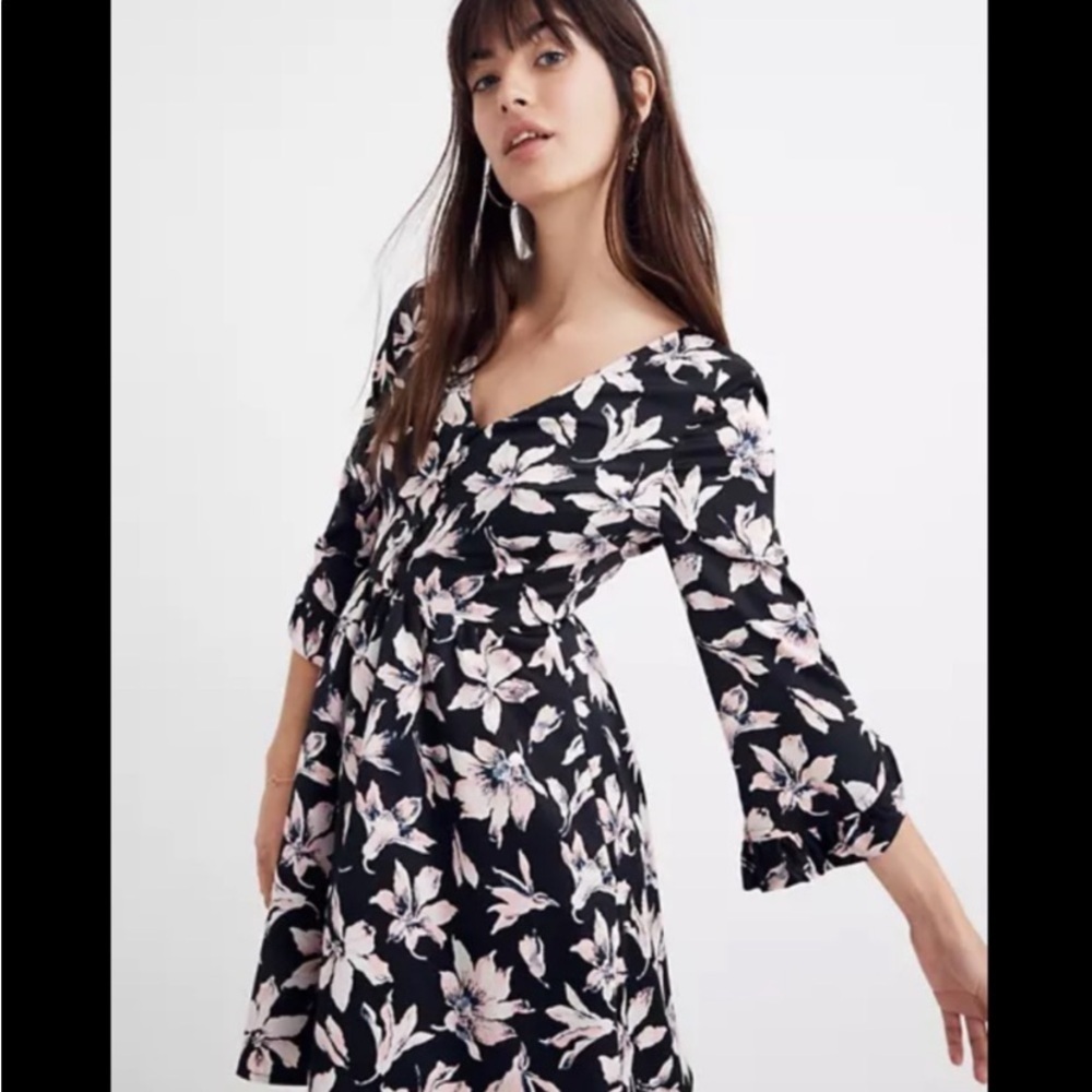 Moonblossom Ruffle-Sleeve Dress in Winter Orchid